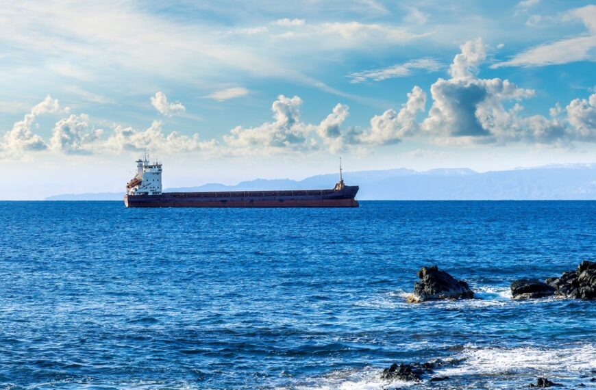 Urals z Rosji z gigantycznym upustem. Restrykcje uderzają w Moskwę.