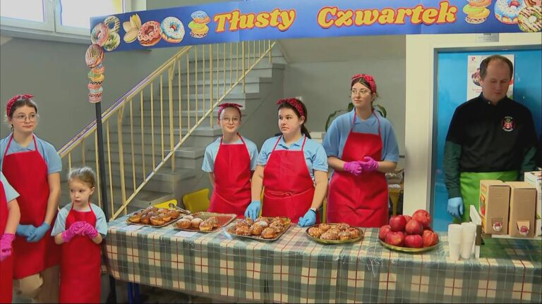 Szkolny jarmark pączkowy zaskoczył popytem. "Wypiekamy na bieżąco" 4