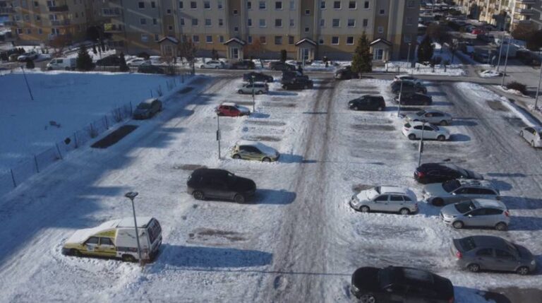 Darmowe parkowanie przed blokiem przez dwie dekady to już przeszłość. Teraz opłaty. 7