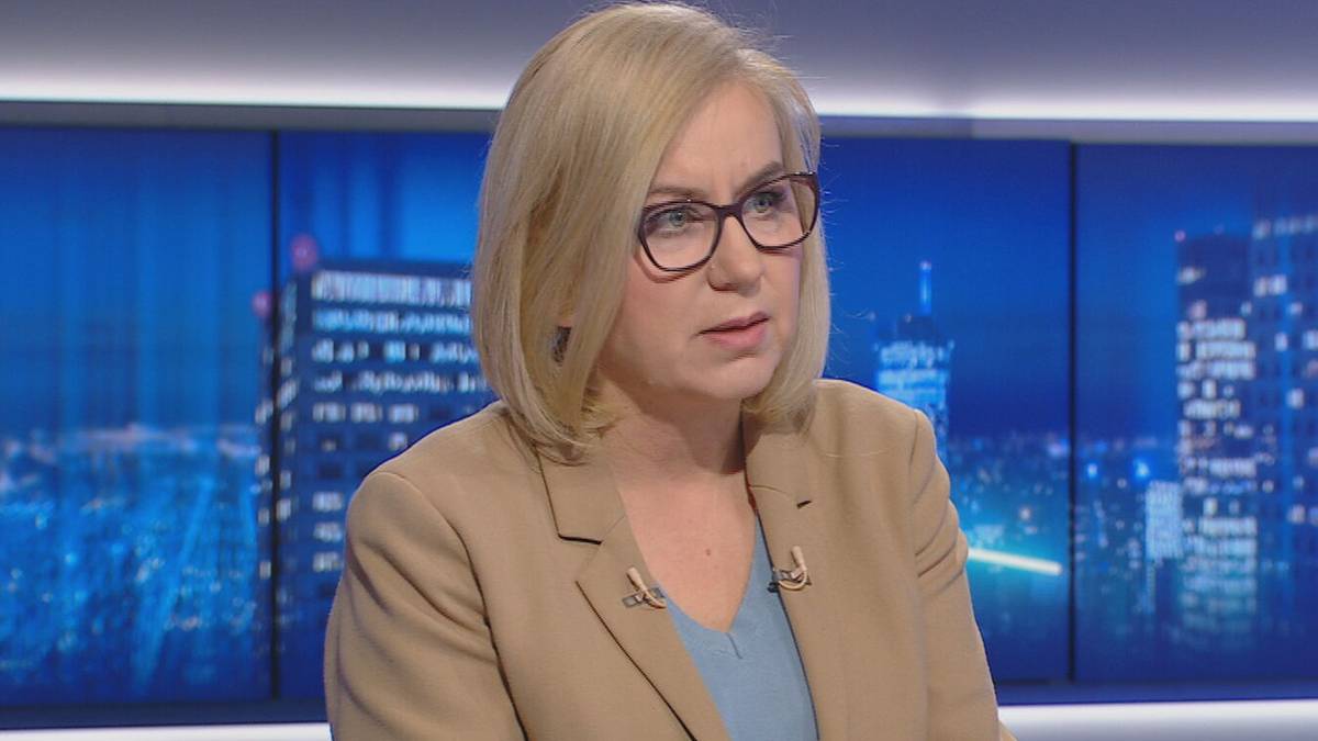 Minister klimatu i środowiska Paulina Hennig-Kloska w studiu telewizyjnym.