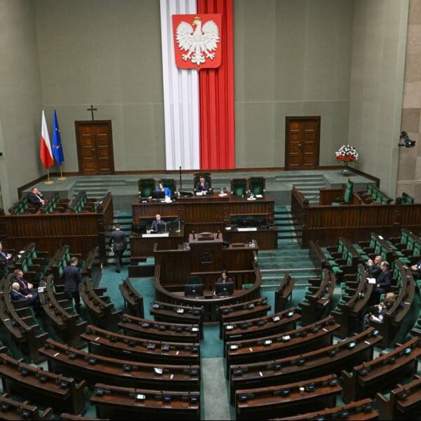 Trzy ugrupowania poza Wiejską, PiS-owi brakuje 10 p.p. Nowe badanie…