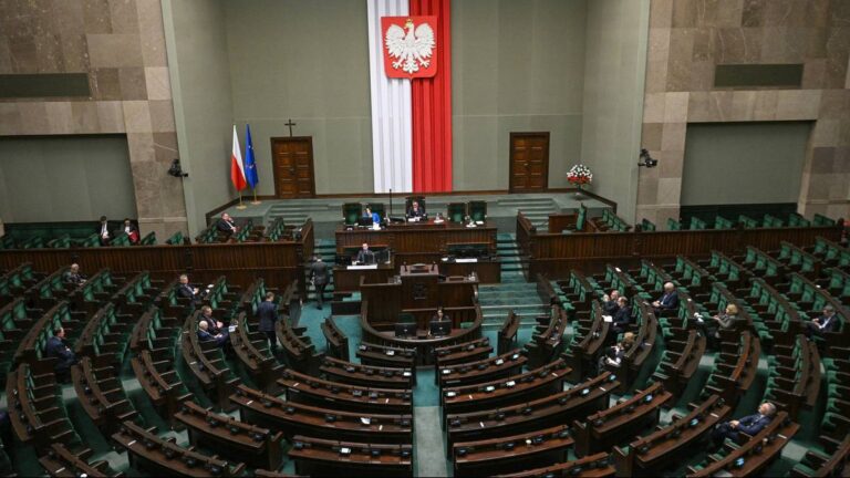 Trzy ugrupowania poza Wiejską, PiS-owi brakuje 10 p.p. Nowe badanie opinii publicznej – wyniki. 4