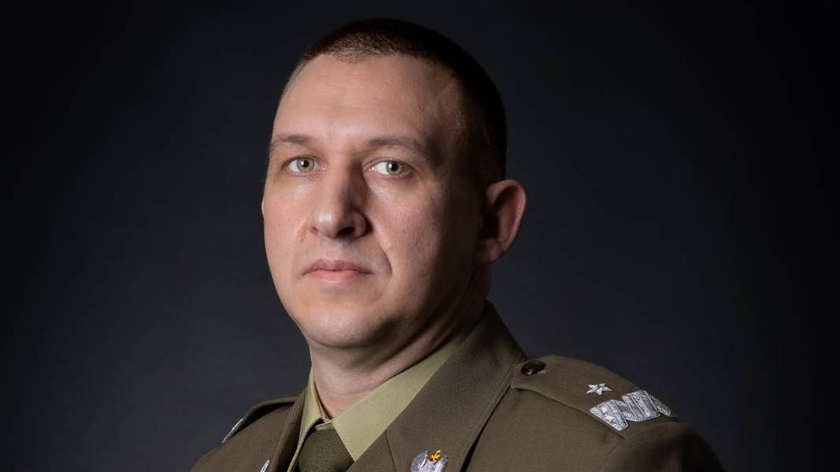 Portret generała brygady Jarosława Chojnackiego w mundurze wojskowym.