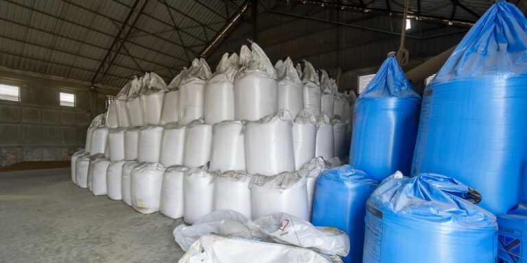 Dostawy rosyjskich nawozów wciąż płyną do Unii. Liderem importu Polska. 13