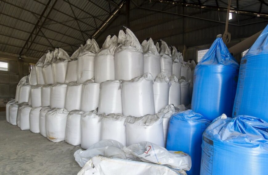 Dostawy rosyjskich nawozów wciąż płyną do Unii. Liderem importu Polska.