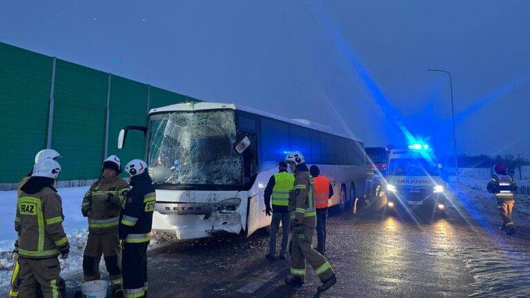 Karambol autokarów koło Warszawy. Poszkodowani i zablokowana trasa 1