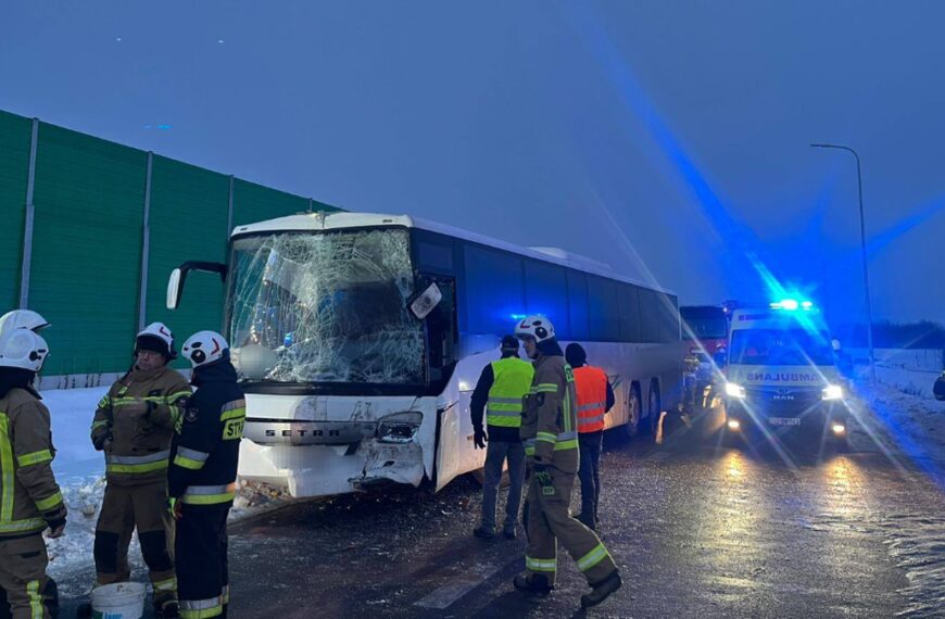 Karambol autokarów koło Warszawy. Poszkodowani i zablokowana trasa