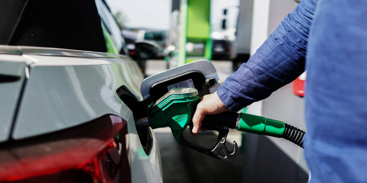 Według najnowszych prognoz e-petrol.pl benzyna 95-oktanowa będzie kosztować od 5,60 do 5,71 zł za litr, a diesel od 5,92 do 6,03 zł za litr.