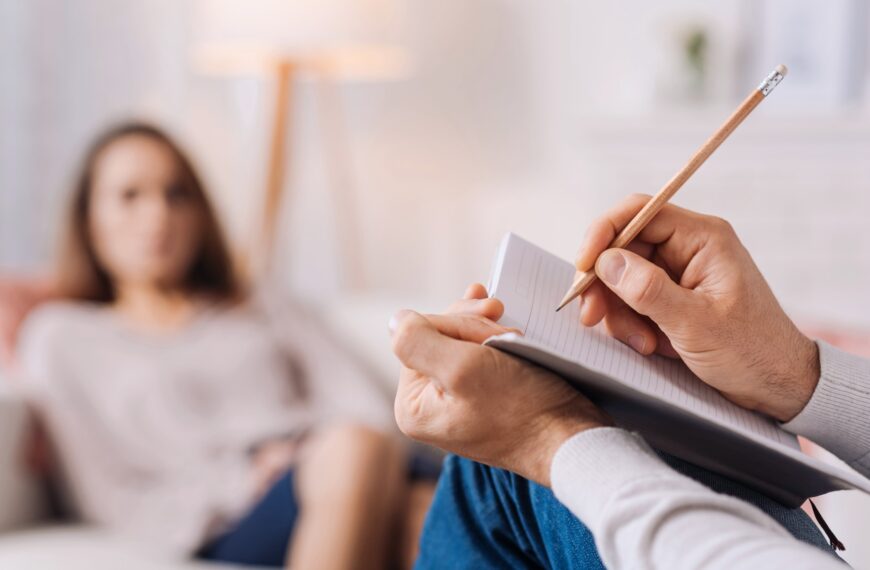 Co najmniej 9081,63 zł od lipca. Resort planuje odroczyć wzrost płac psychologów.