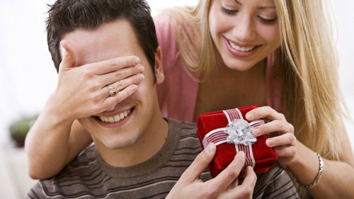 Mężczyzna jako obiekt zainteresowania. Co podarować na 23 lutego?