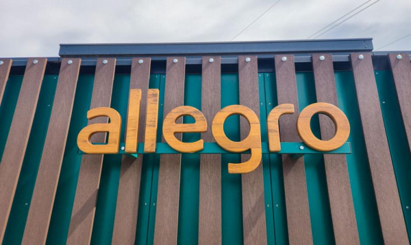 Handlowcy kontra Allegro. Konflikt o nieoczekiwane opłaty za dostawę.