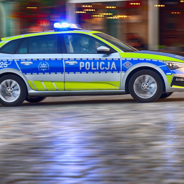 Trzydziestodziewięcioletni mężczyzna, grożący wcześniej funkcjonariuszom policji szablami, nie żyje.