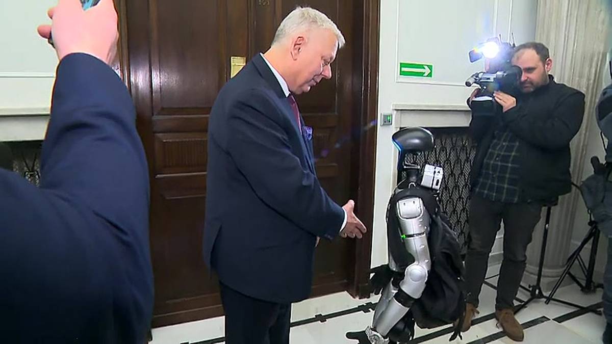Rozmawiał m.in. z Suskim, debiut robota w Sejmie. "Żądam większej wypłaty" 3