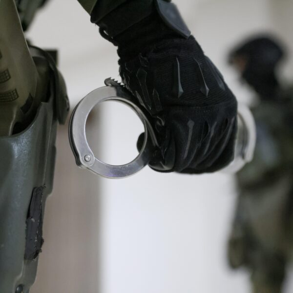 Narkotykowe słodycze z darknetu. Gang na skuterach rozbity przez policję.