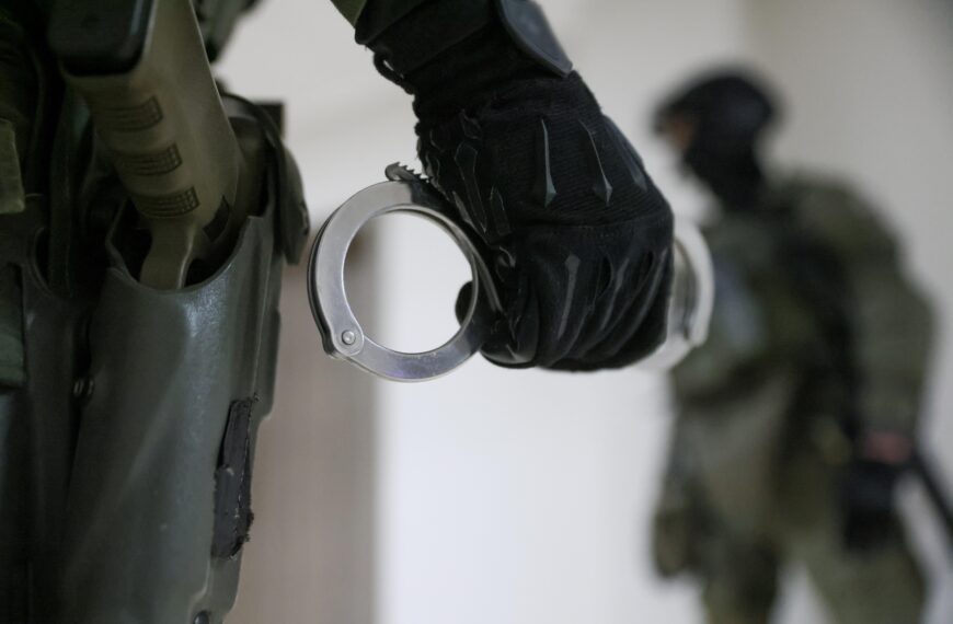 Narkotykowe słodycze z darknetu. Gang na skuterach rozbity przez policję.