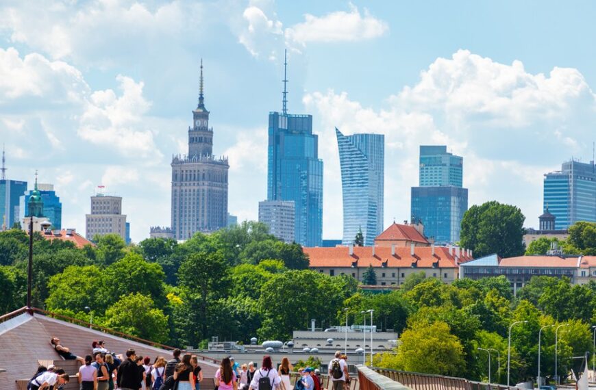 Polska ekonomia, napędzana wydatkami konsumentów. Prognozy EY wskazują na solidny wzrost.