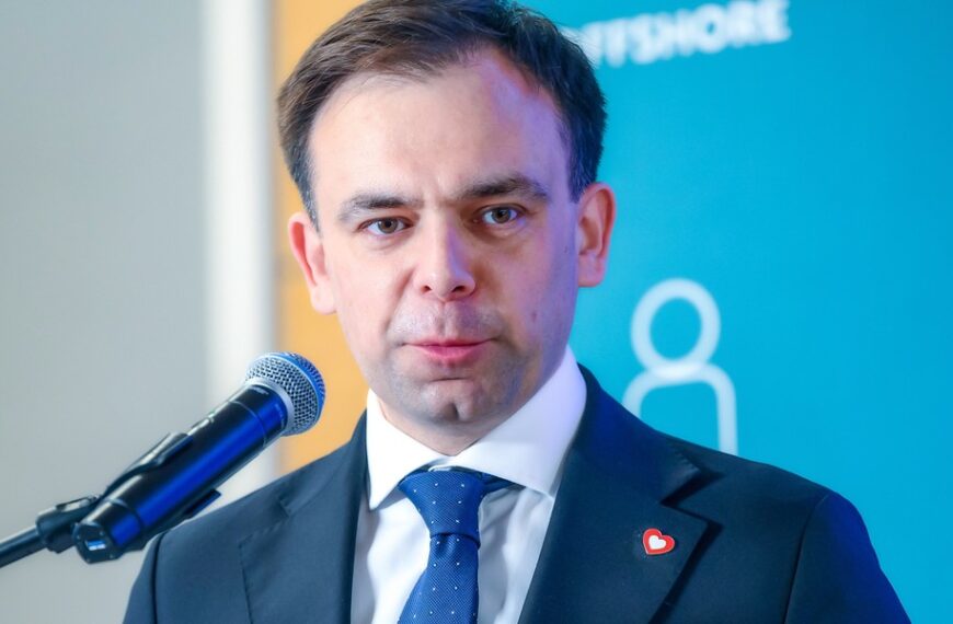 Polskie życie 32 Domański uspokaja nastroje. „Nie pracujemy nad wdrożeniem podatku od nadzwyczajnych zysków”