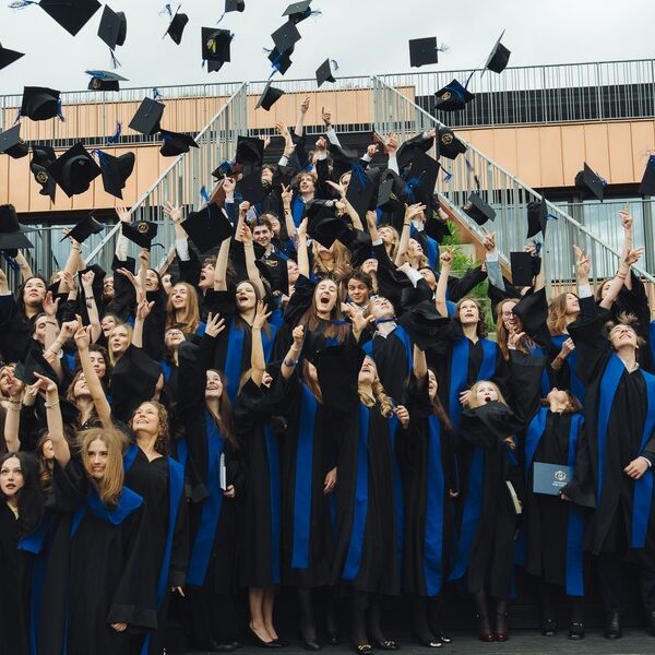 Polskie życie 61 Warszawa: Liceum Akademeia. Absolwenci z sukcesem studiują na czołowych uniwersytetach…