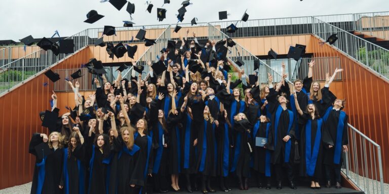 Warszawa: Liceum Akademeia. Absolwenci z sukcesem studiują na czołowych uniwersytetach globu. 40 Warszawa: Liceum Akademeia. Absolwenci z sukcesem studiują na czołowych uniwersytetach globu. 4