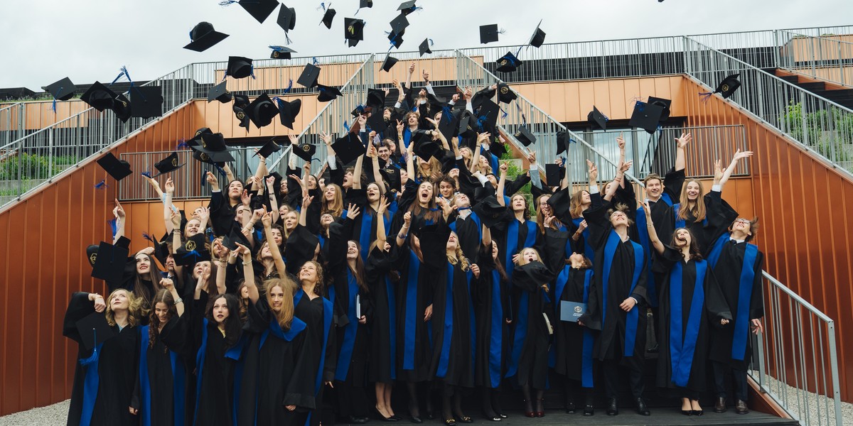 Warszawa: Liceum Akademeia. Absolwenci z sukcesem studiują na czołowych uniwersytetach globu. 30 W Akademeia uczy się młodzież z ponad trzydziestu krajów, a zajęcia prowadzi ponad siedemdziesięciu nauczycieli pochodzących z siedemnastu państw.