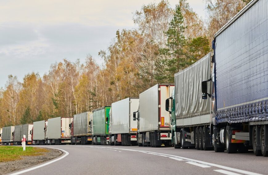 Litewskie wozy ciężarowe opuszczają Białoruś. Ogromne szkody dla firm transportowych.