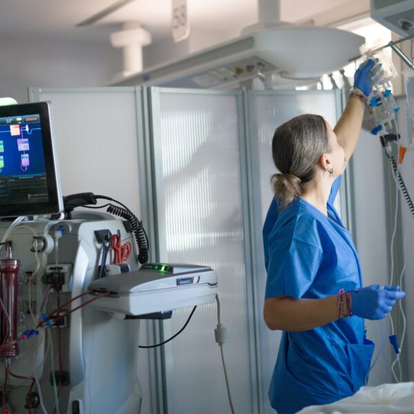 Siostry protestują przeciw ministerialnym zamierzeniom w sprawie płac minimalnych.