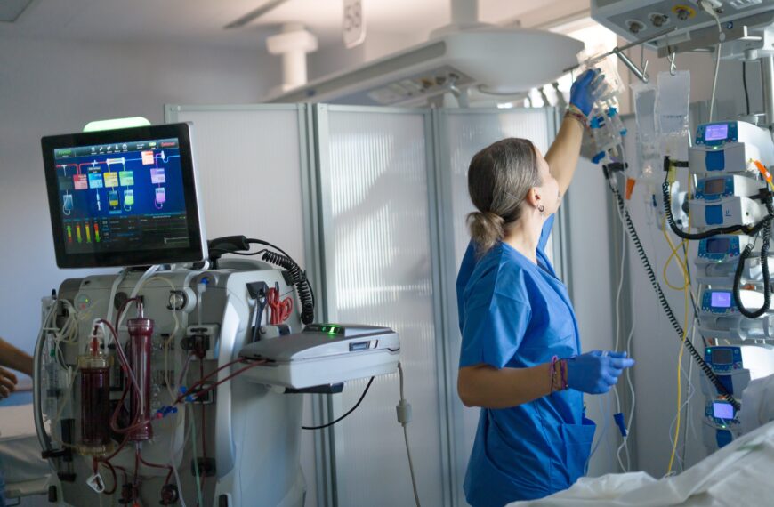 Siostry protestują przeciw ministerialnym zamierzeniom w sprawie płac minimalnych.