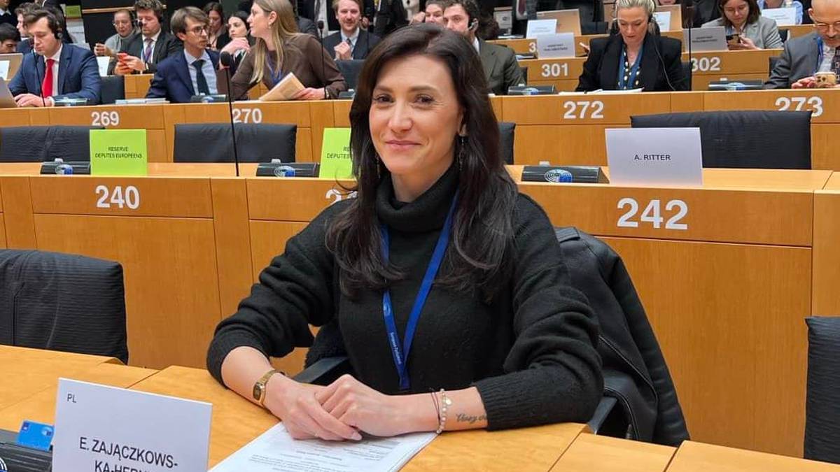 Zajączkowska-Hernik opuszcza ugrupowanie? Burza wokół eurodeputowanej 3 Ewa Zajączkowska-Hernik, europosłanka, siedzi w sali posiedzeń Parlamentu Europejskiego.