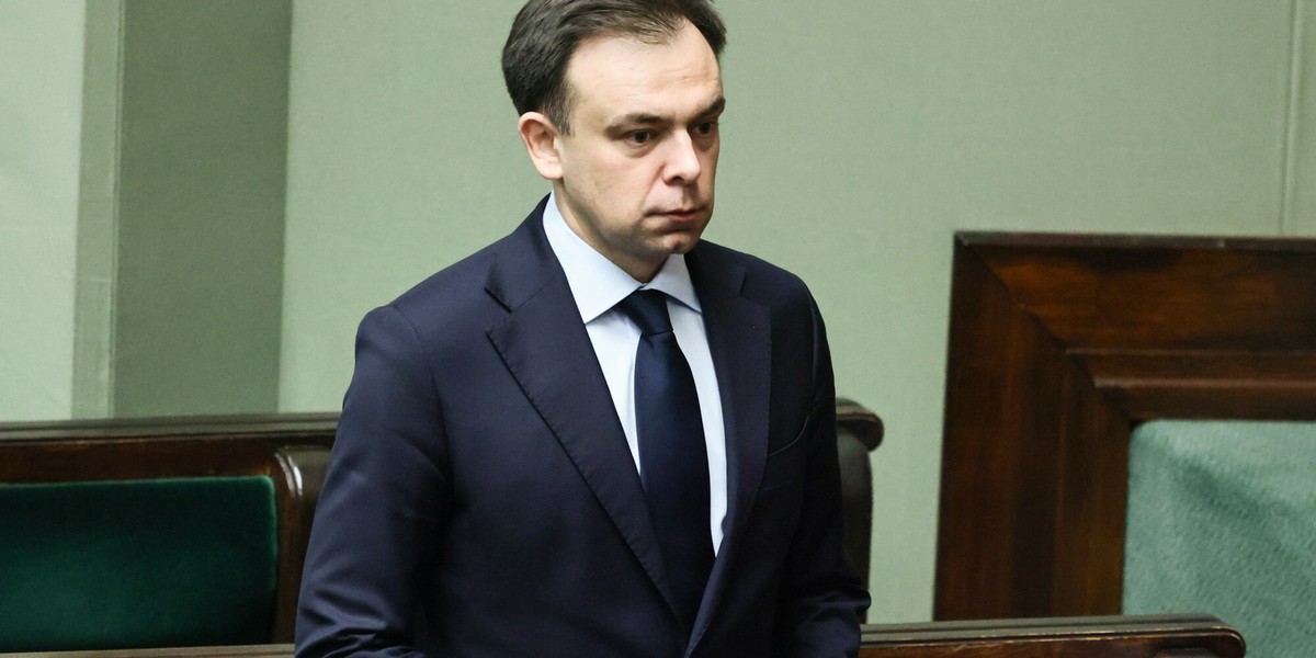 Minister finansów o wydatkach związanych z redukcją VAT i podatku akcyzowego na paliwa. 2 Minister finansów Andrzej Domański