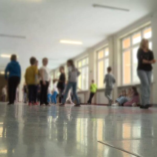 Kłopoty ze skakaniem i łapaniem piłki. Zaniepokojenie w szkołach.