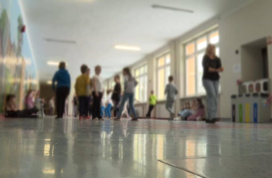 Kłopoty ze skakaniem i łapaniem piłki. Zaniepokojenie w szkołach.