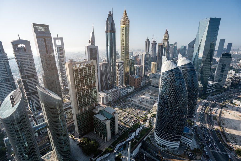 Dubaj. DIFC znajduje się przy Sheikh Zayed Road, głównej autostradzie Dubaju.