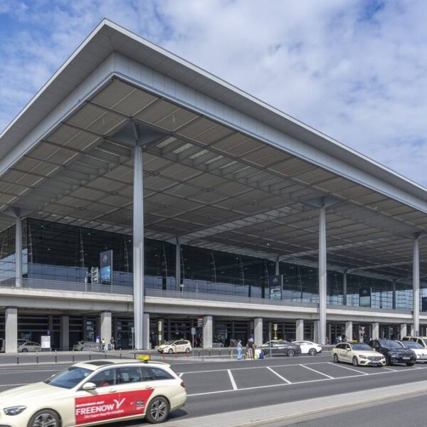 Berliński port lotniczy sparaliżowany. Setki lotów anulowanych, 57 tysięcy podróżnych&hellip;