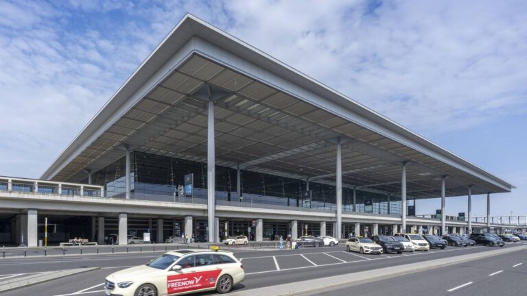 Berliński port lotniczy sparaliżowany. Setki lotów anulowanych, 57 tysięcy podróżnych uziemionych. 18