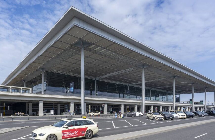 Berliński port lotniczy sparaliżowany. Setki lotów anulowanych, 57 tysięcy podróżnych uziemionych.