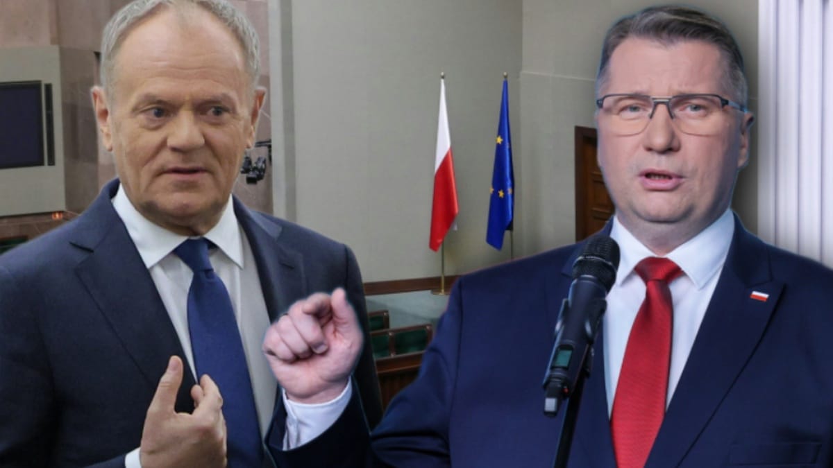 Donald Tusk i Karol Nawrocki na tle wnętrza sejmu lub podobnej instytucji z polską i unijną flagą.