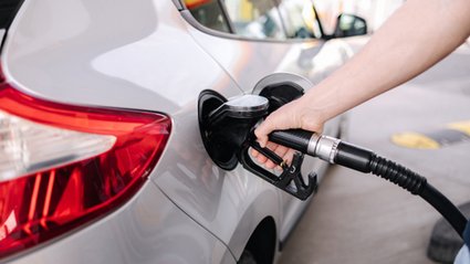 Rząd przyjął projekty ustaw w sprawie obniżek cen paliw