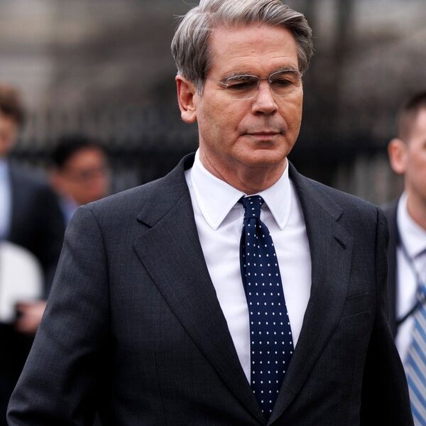 Stany Zjednoczone wprowadzają irańską ropę na globalny rynek. „Możliwe jest&hellip;