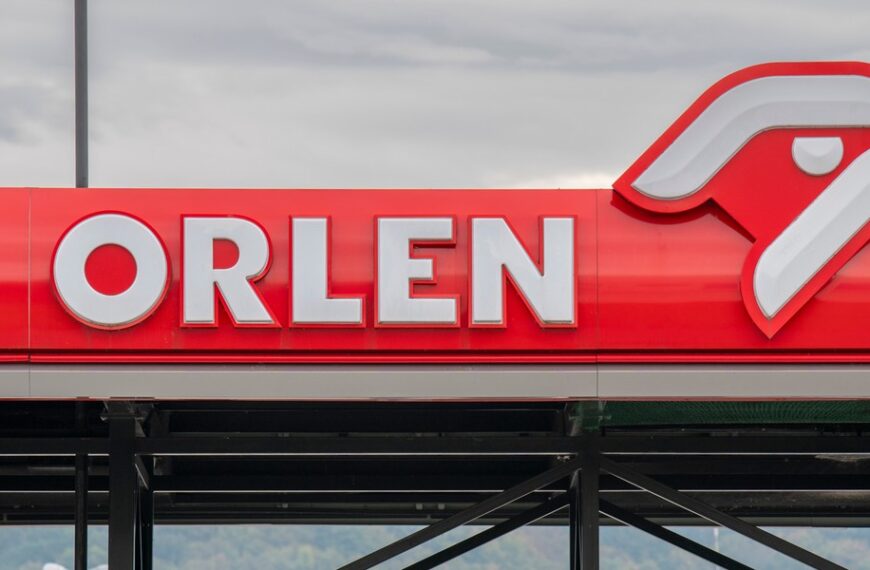 Orlen o podwyżkach cen paliw. Firma wyjaśnia sytuację światowym kryzysem.