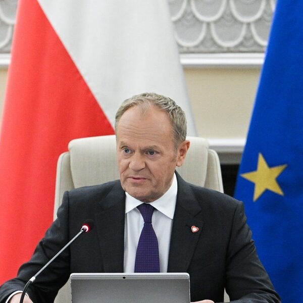 Czarnek skrytykował „OZE-oszustwa”. Tusk popiera energię wiatrową i jądrową.