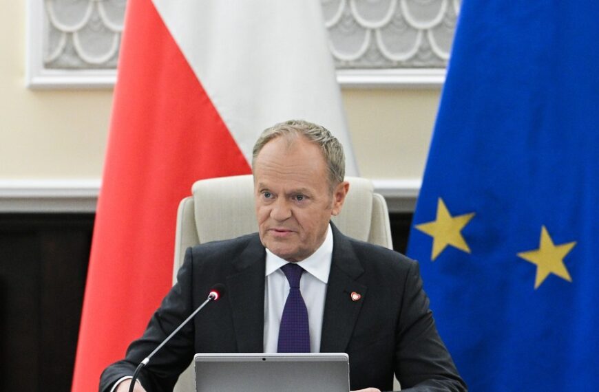 Czarnek skrytykował „OZE-oszustwa”. Tusk popiera energię wiatrową i jądrową.