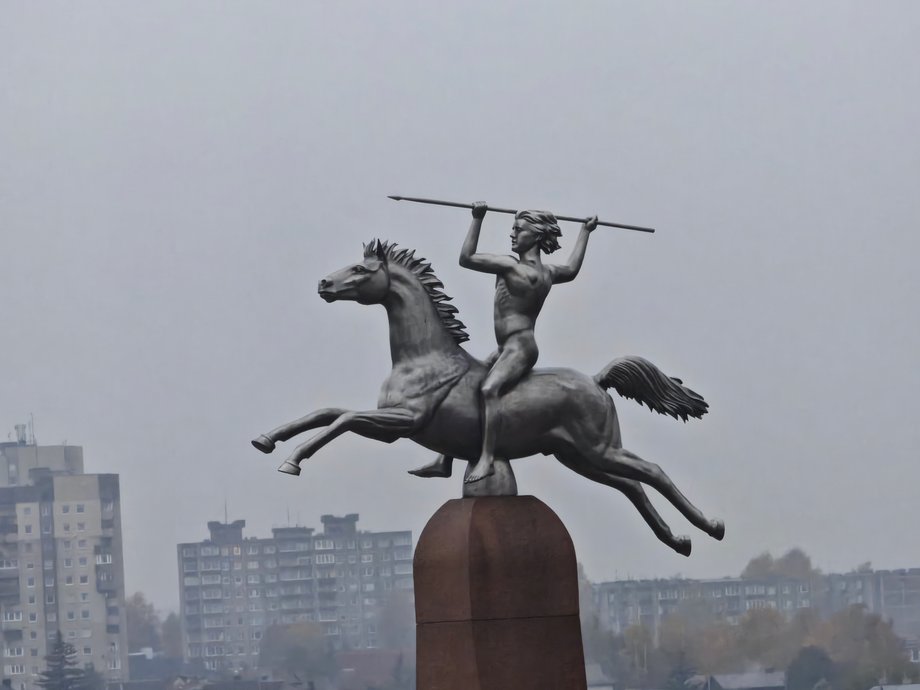 Pomnik w Mariampolu, symbolizujący tysiącletnią historię Litwy