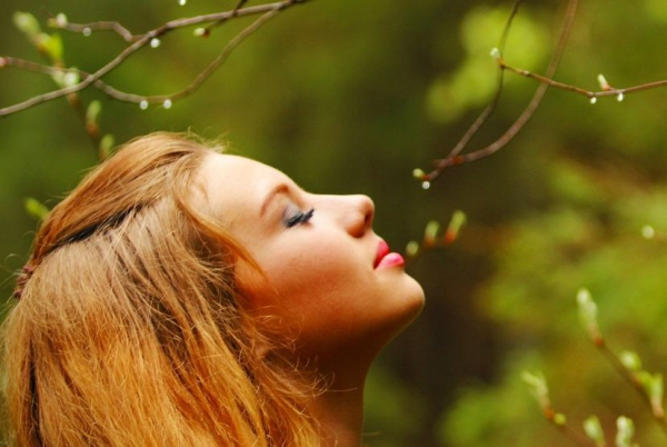 Dlaczego ludzie czują się szczęśliwsi wiosną?