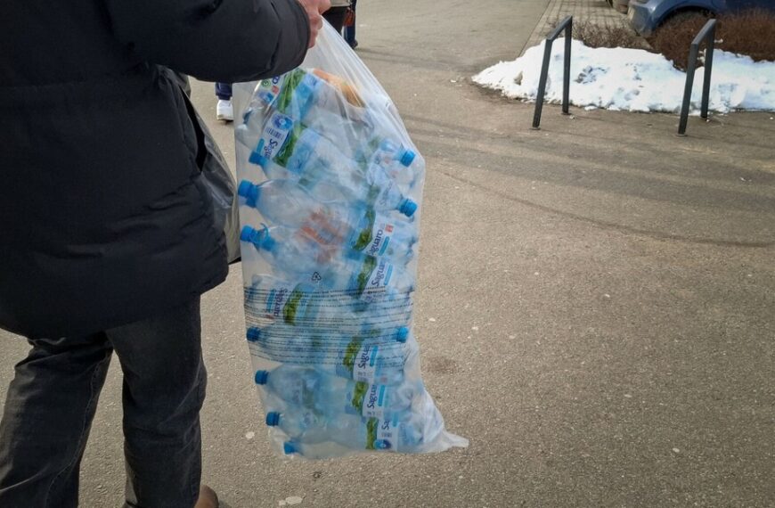 Odszukał lukę w systemie kaucji. Tak monetyzuje podwójne oznaczenia na flaszkach.