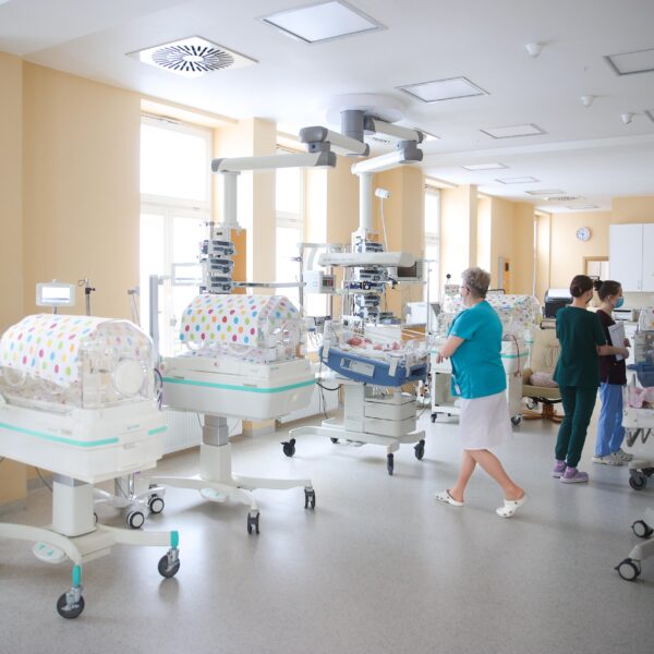 Spadek urodzeń w Polsce. Pielęgniarki tracą pracę.