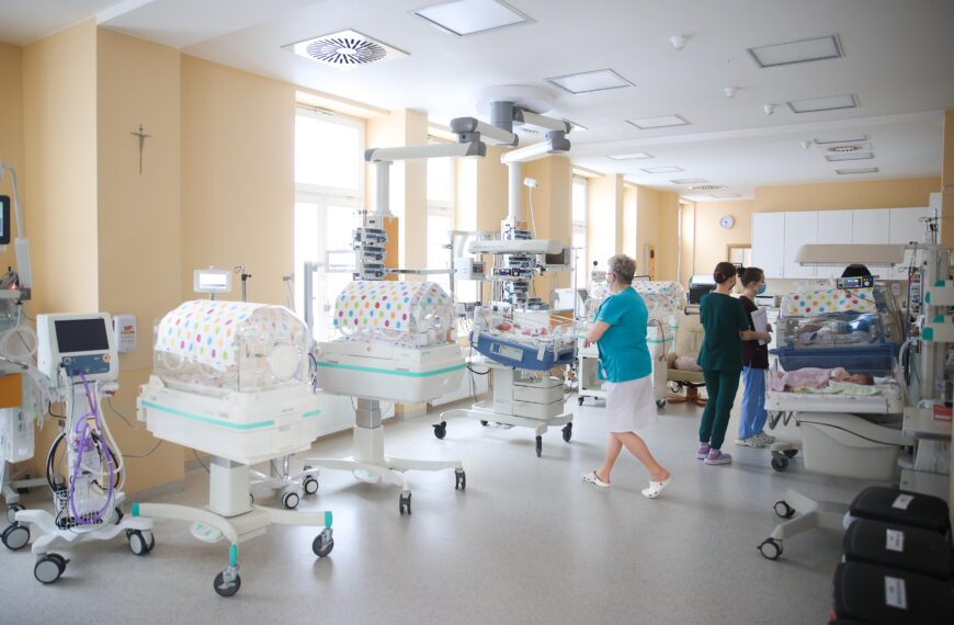 Spadek urodzeń w Polsce. Pielęgniarki tracą pracę.