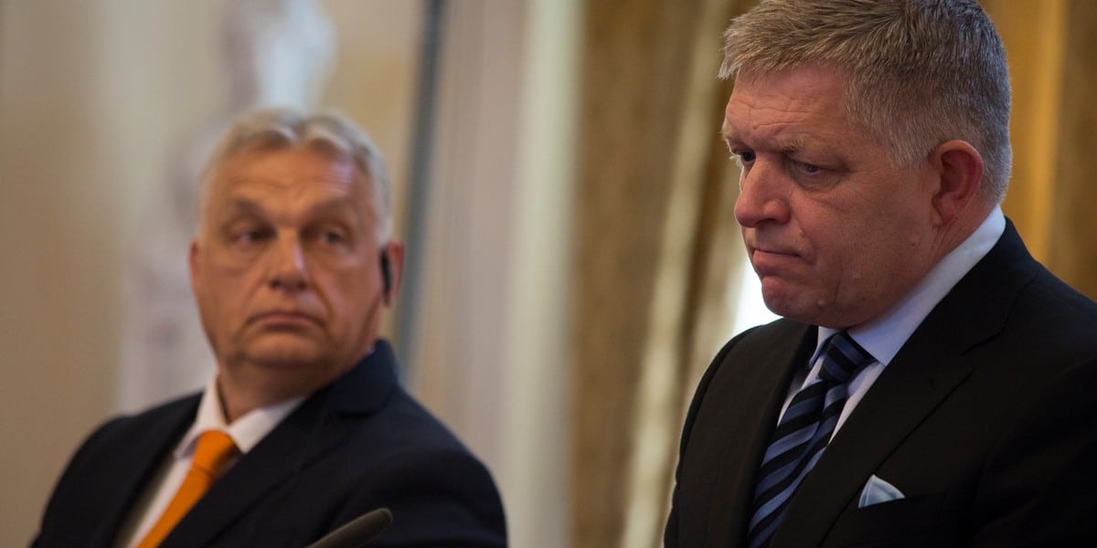 Premier Węgier Viktor Orban (L) i premier Słowacji Robert Fico (R)