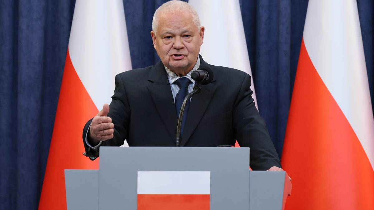 Prezes Narodowego Banku Polskiego Adam Glapiński przemawia za m&oacute;wnicą.