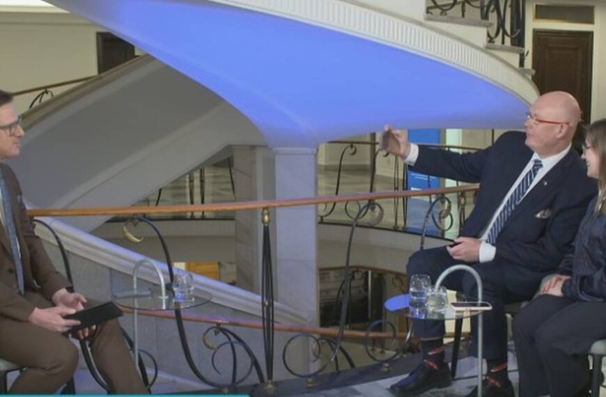 Senator niespodziewanie sięgnął po komórkę. „Polsat weźmie to pod swoje&hellip;