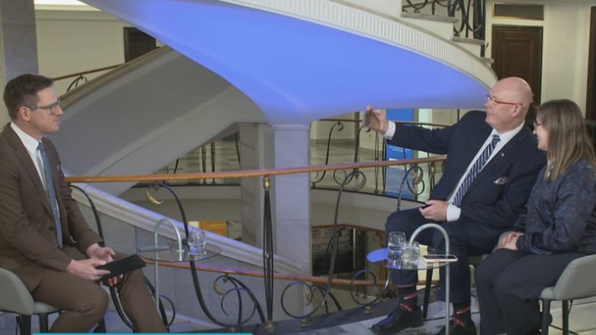 Senator niespodziewanie sięgnął po komórkę. "Polsat weźmie to pod swoje skrzydła" 4 Trzy osoby siedzące, dwie z nich rozmawiają, jedna trzyma telefon.